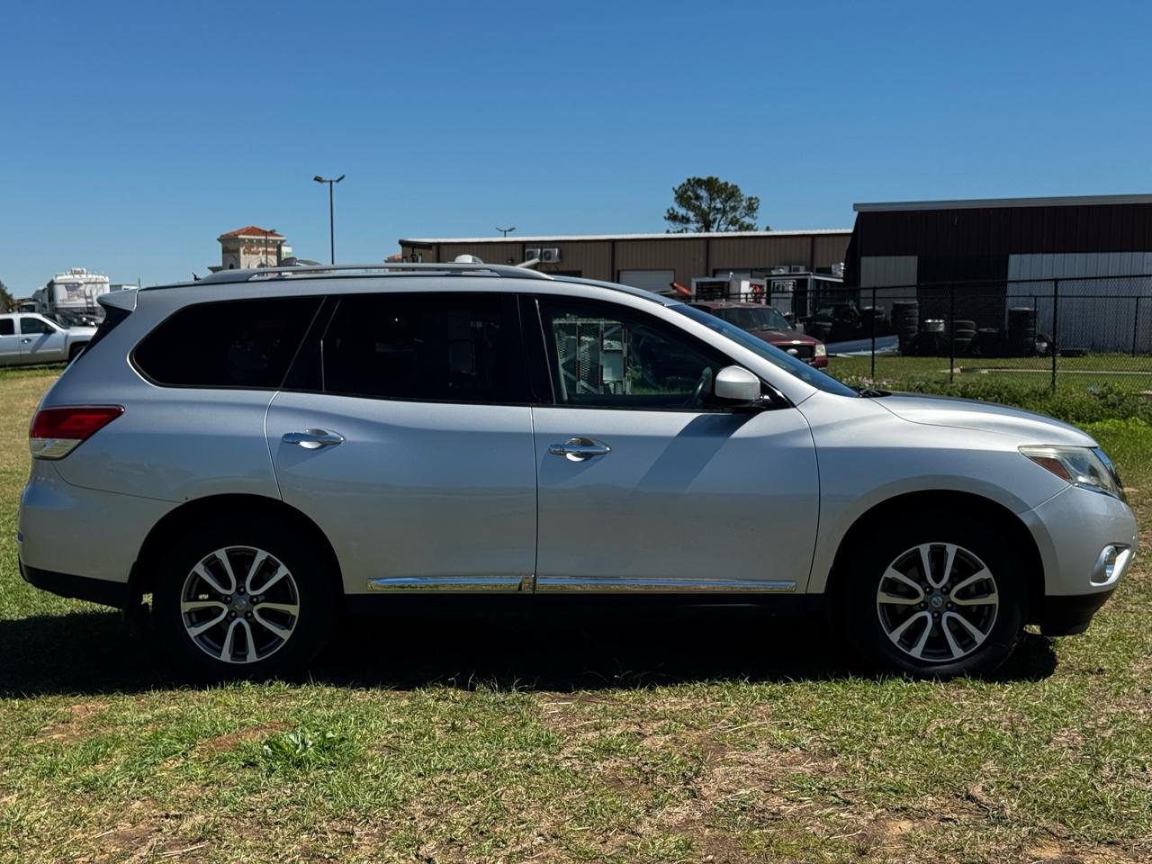 Nissan Pathfinder LE 2WD 2013