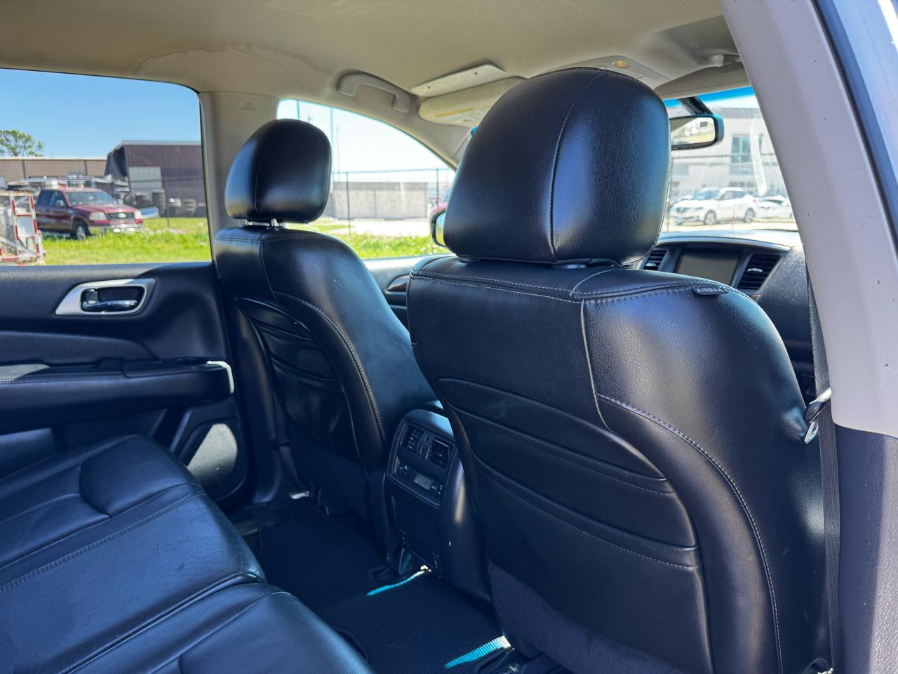 Nissan Pathfinder LE 2WD 2013