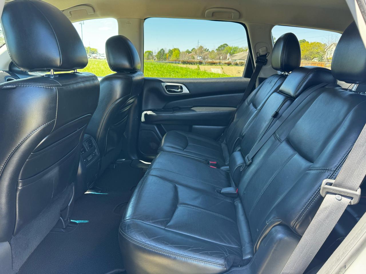 Nissan Pathfinder LE 2WD 2013