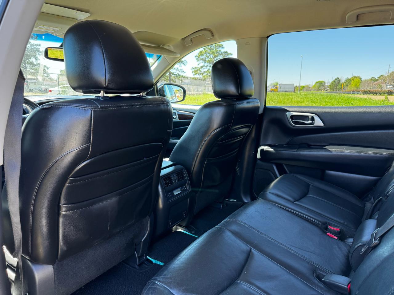 Nissan Pathfinder LE 2WD 2013