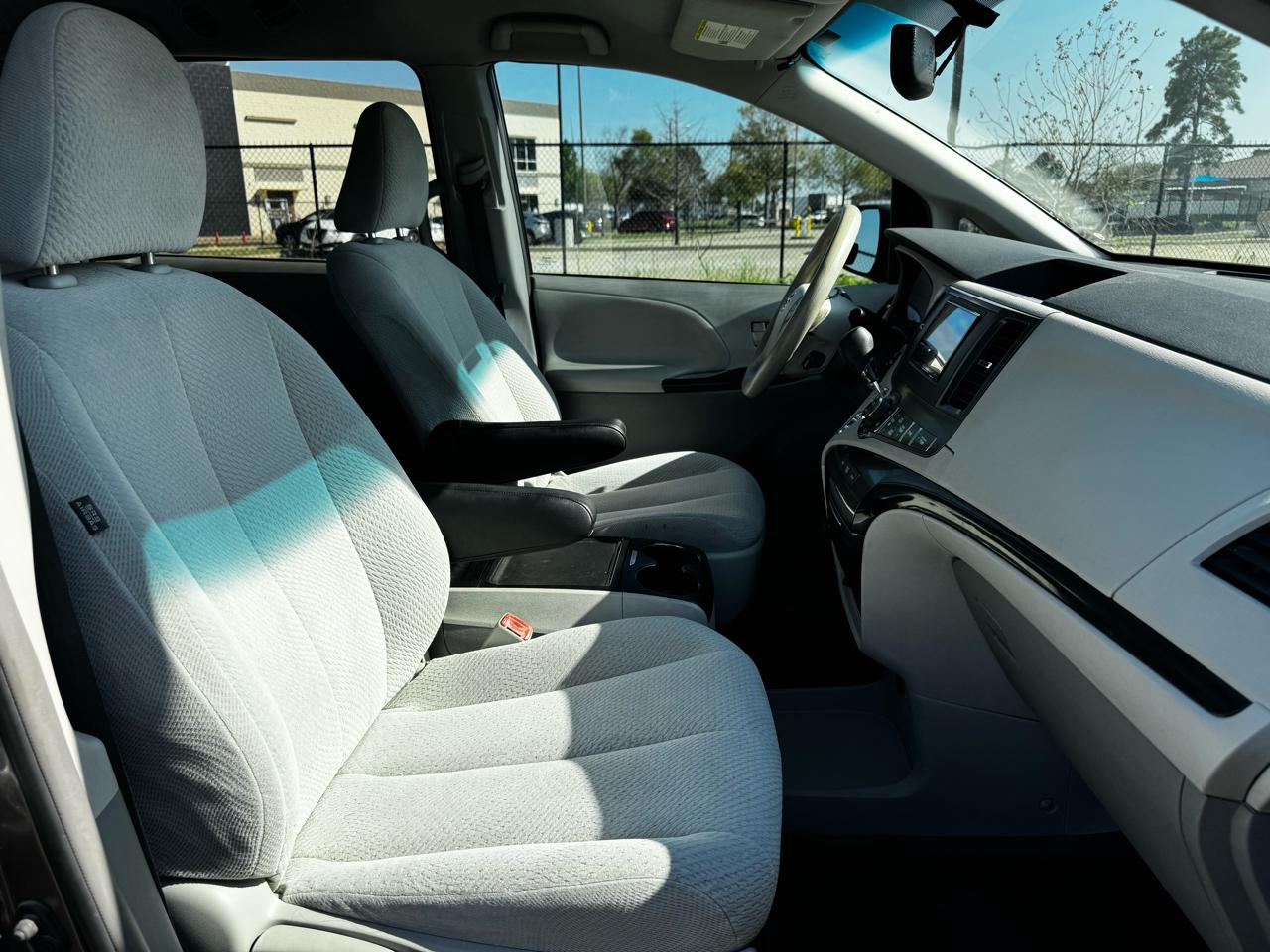 Toyota Sienna LE FWD 8-Passenger V6 2013