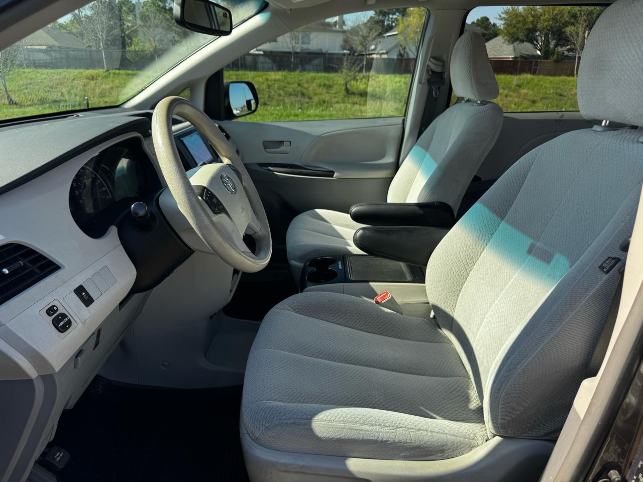 Toyota Sienna LE FWD 8-Passenger V6 2013