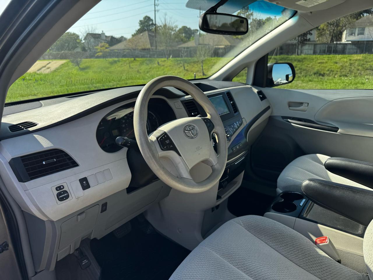 Toyota Sienna LE FWD 8-Passenger V6 2013