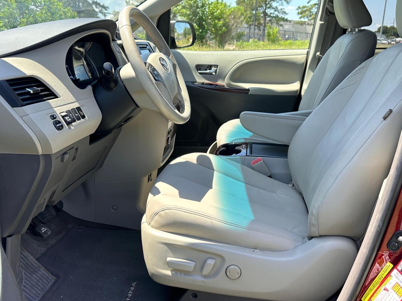 Toyota Sienna XLE FWD 8-Passenger V6 2014
