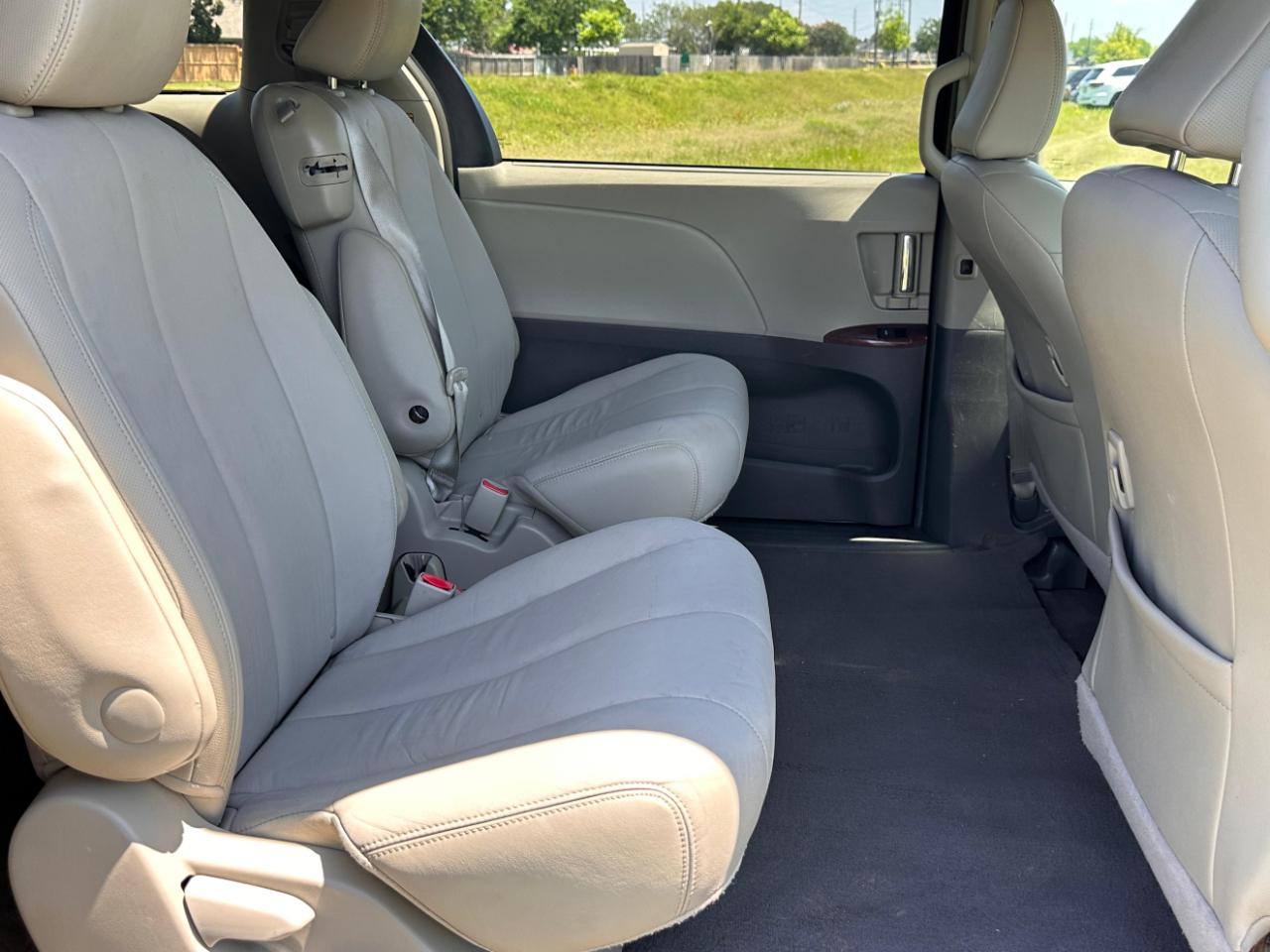 Toyota Sienna XLE FWD 8-Passenger V6 2014