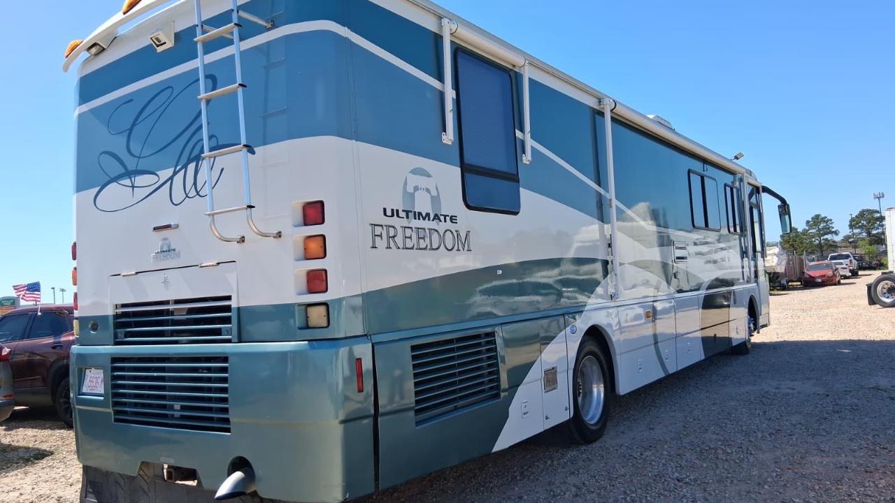 Winnebago Ultimate Freedom  2000