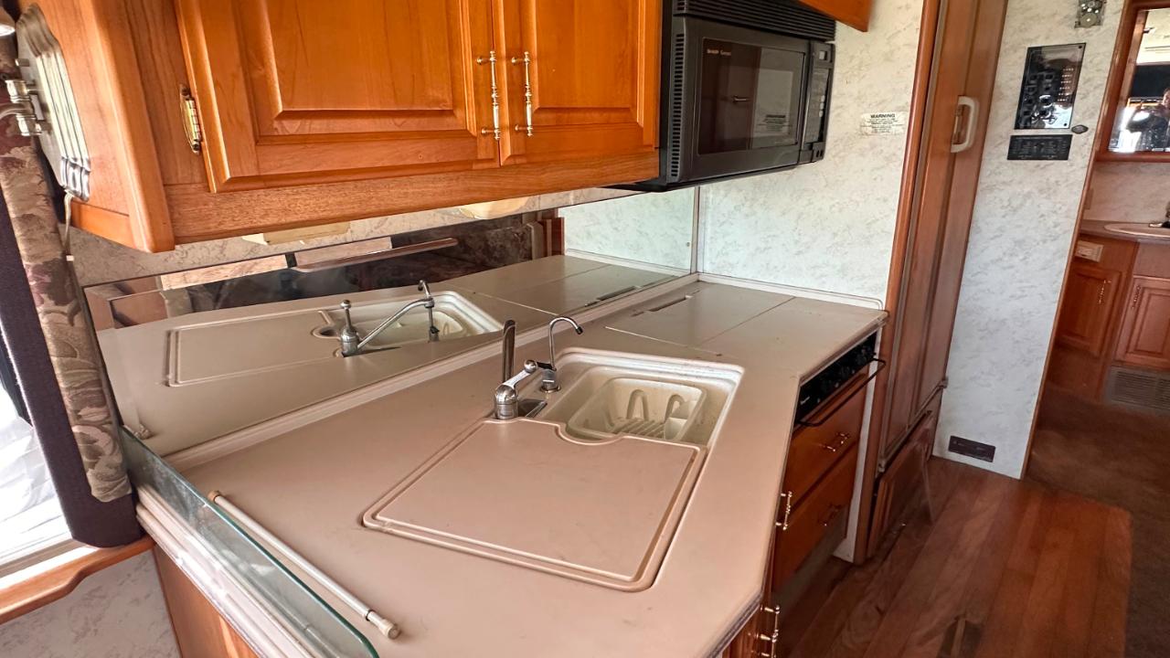 Freightliner X-Line Motorhome  1998
