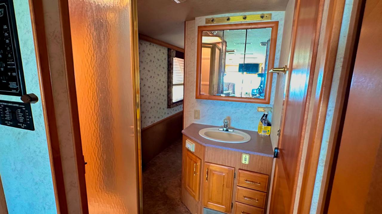 Freightliner X-Line Motorhome  1998