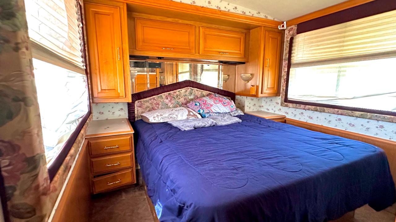 Freightliner X-Line Motorhome  1998