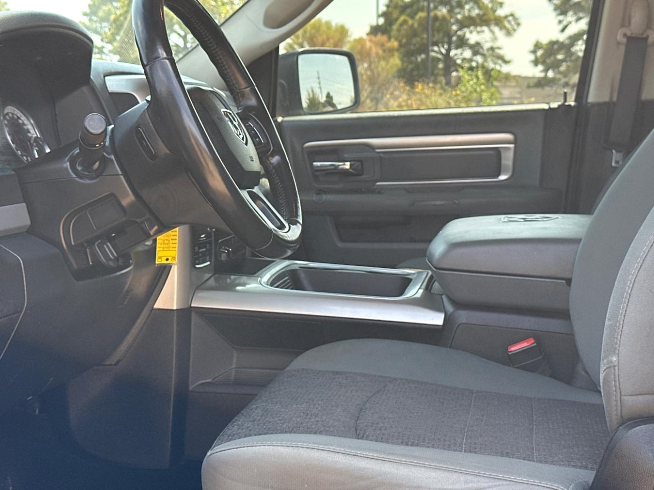 RAM 1500 SLT Crew Cab SWB 4WD 2016