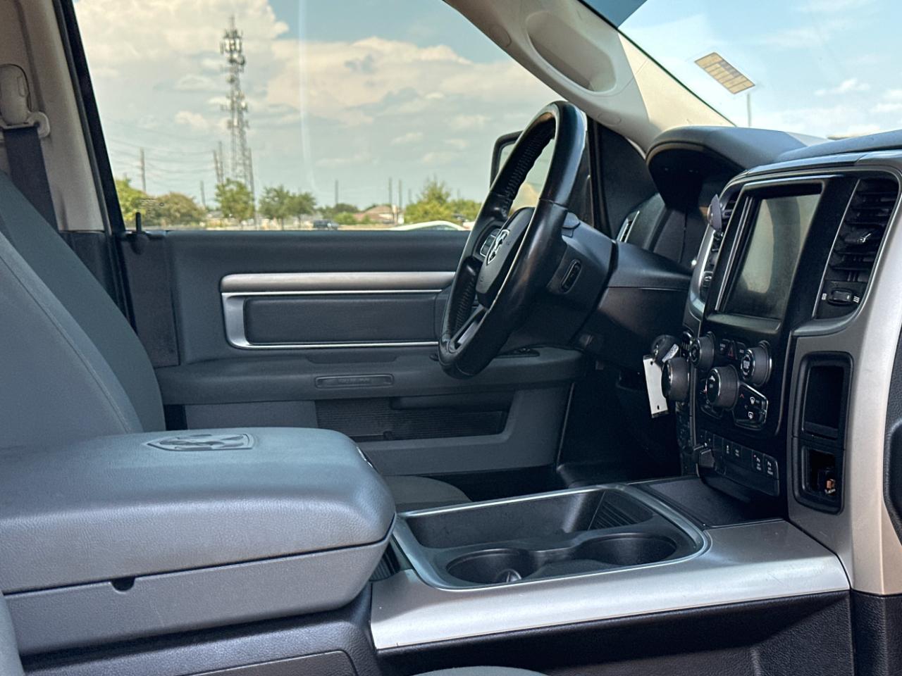 RAM 1500 SLT Crew Cab SWB 4WD 2016