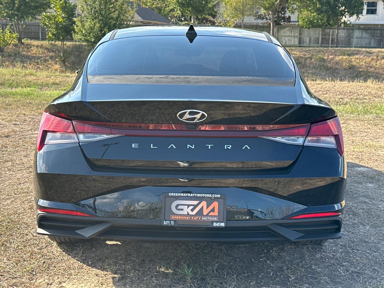 Hyundai Elantra  2022