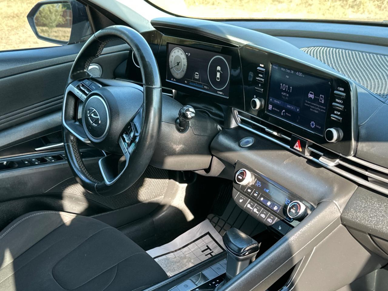 Hyundai Elantra  2022
