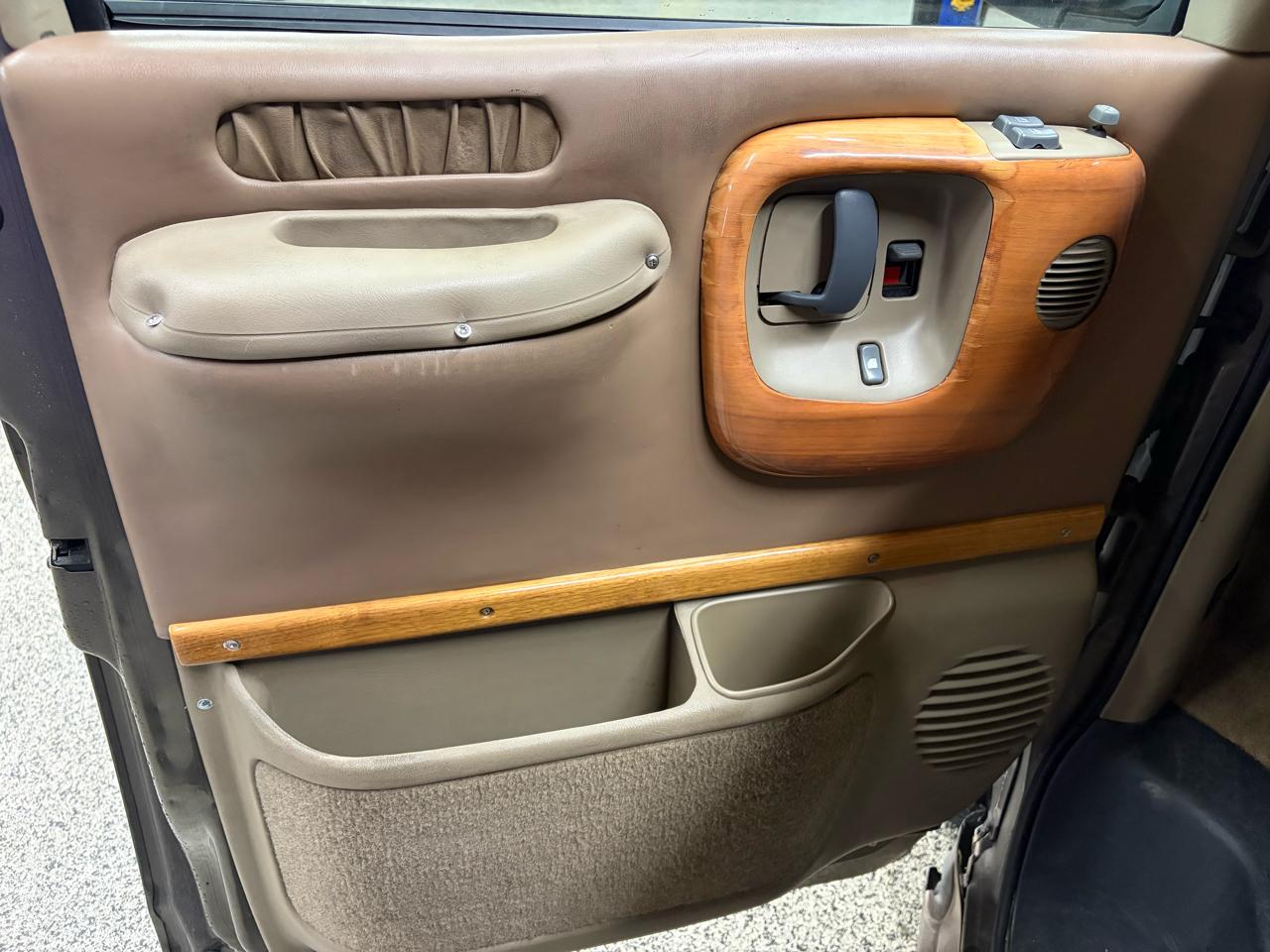 Chevrolet Express Van 1500 135" WB 1999