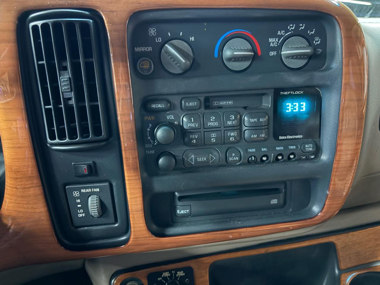 Chevrolet Express Van 1500 135" WB 1999