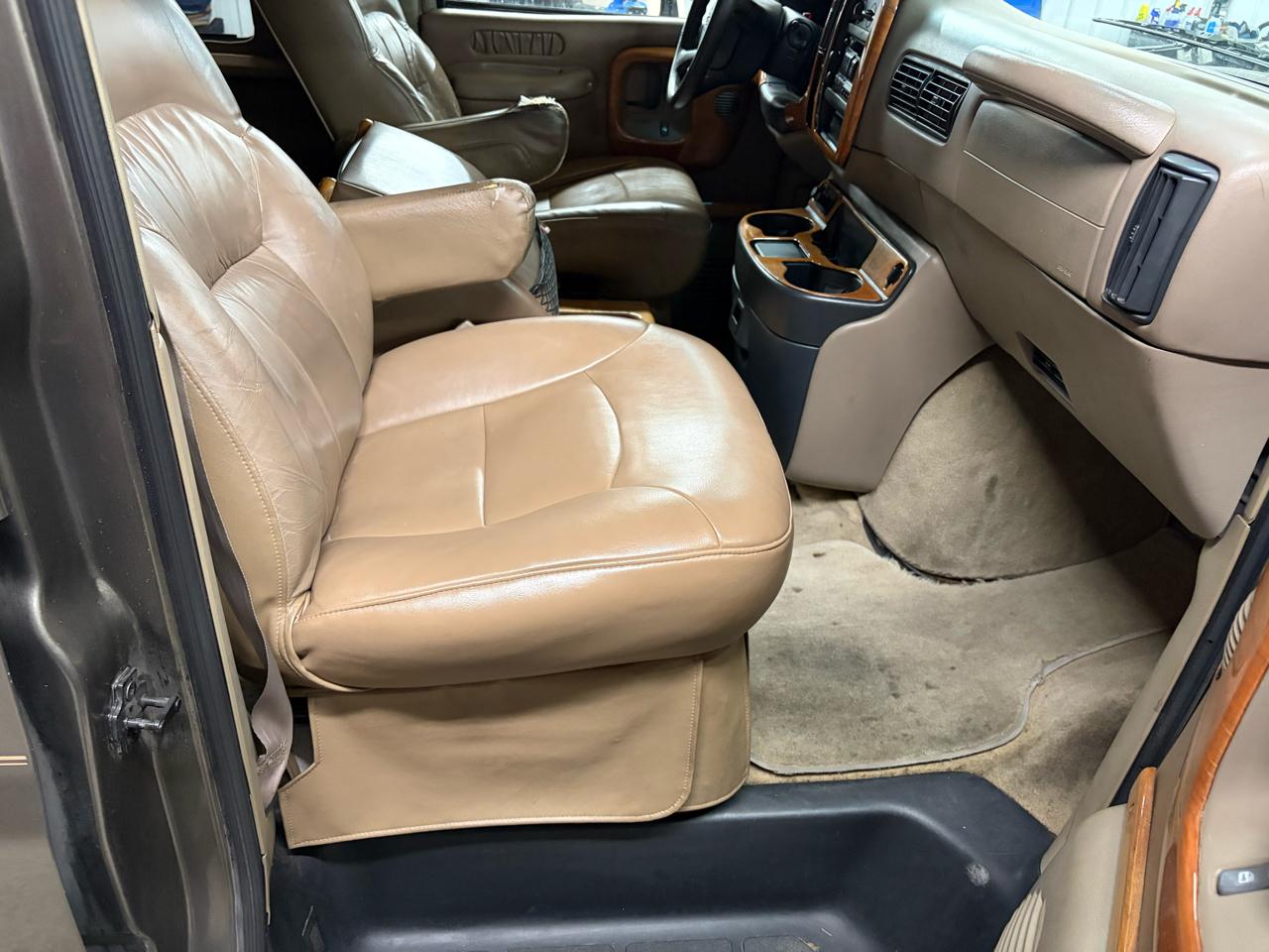 Chevrolet Express Van 1500 135" WB 1999