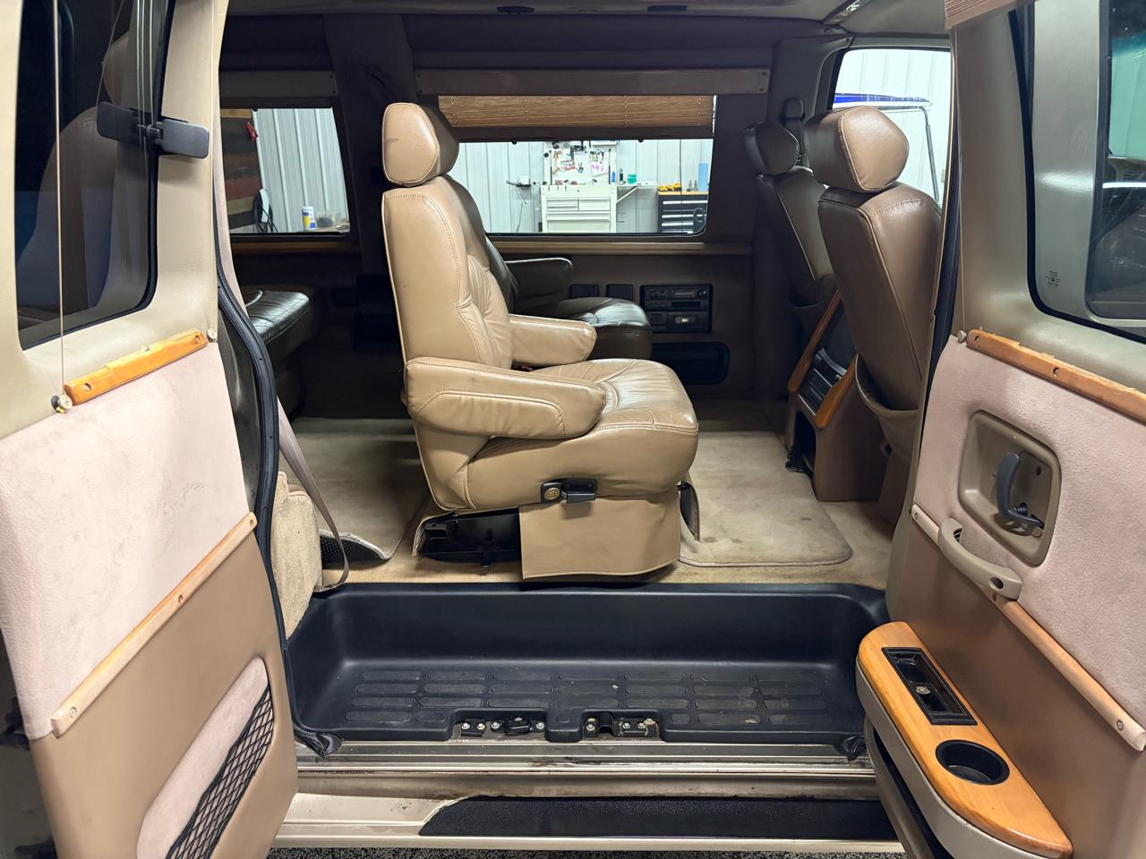 Chevrolet Express Van 1500 135" WB 1999