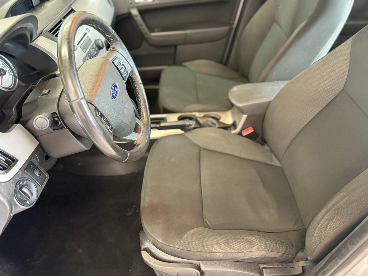 Ford Focus 4dr Sdn SES 2010