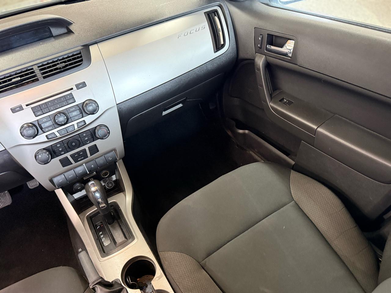 Ford Focus 4dr Sdn SES 2010