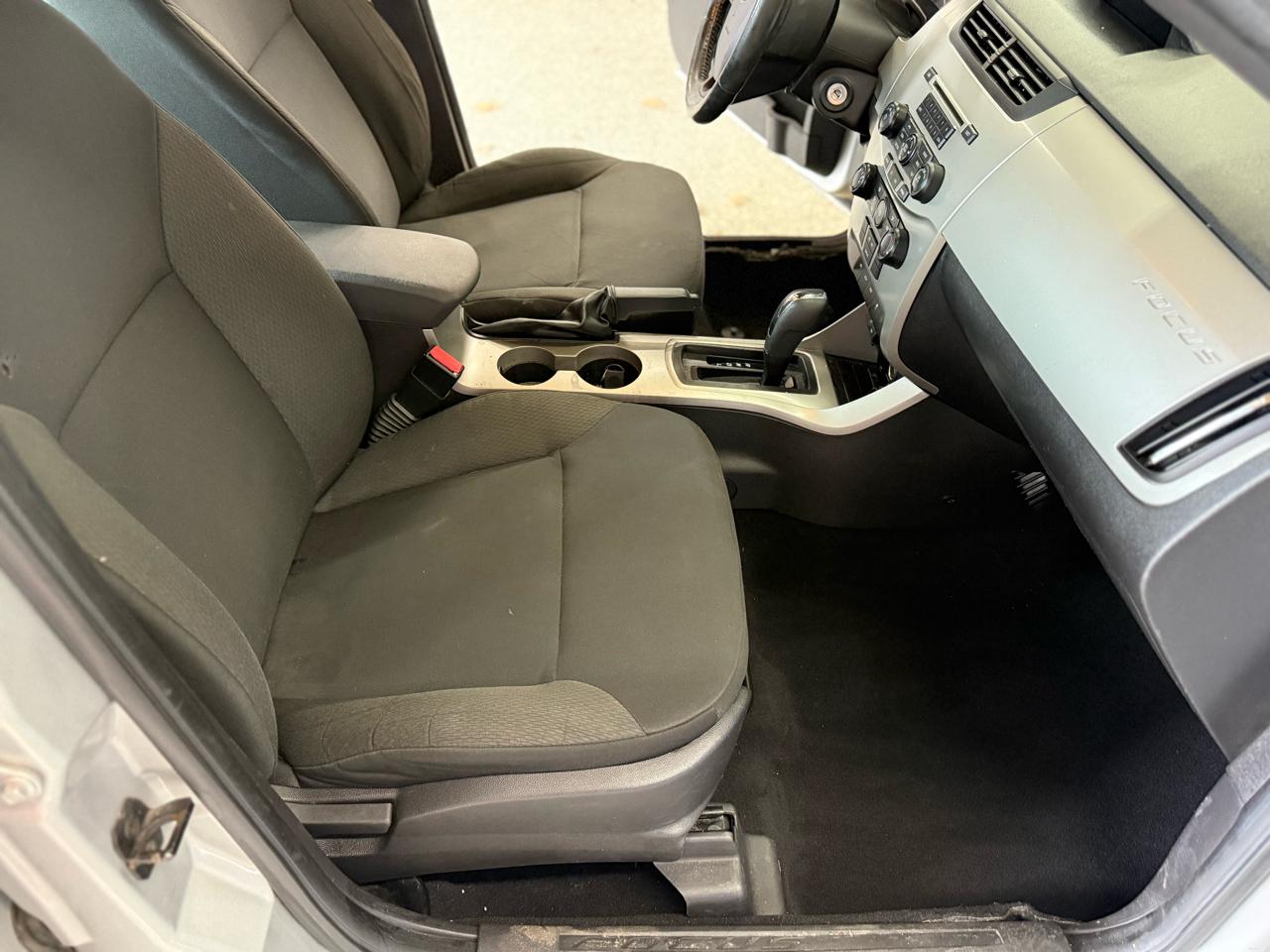 Ford Focus 4dr Sdn SES 2010