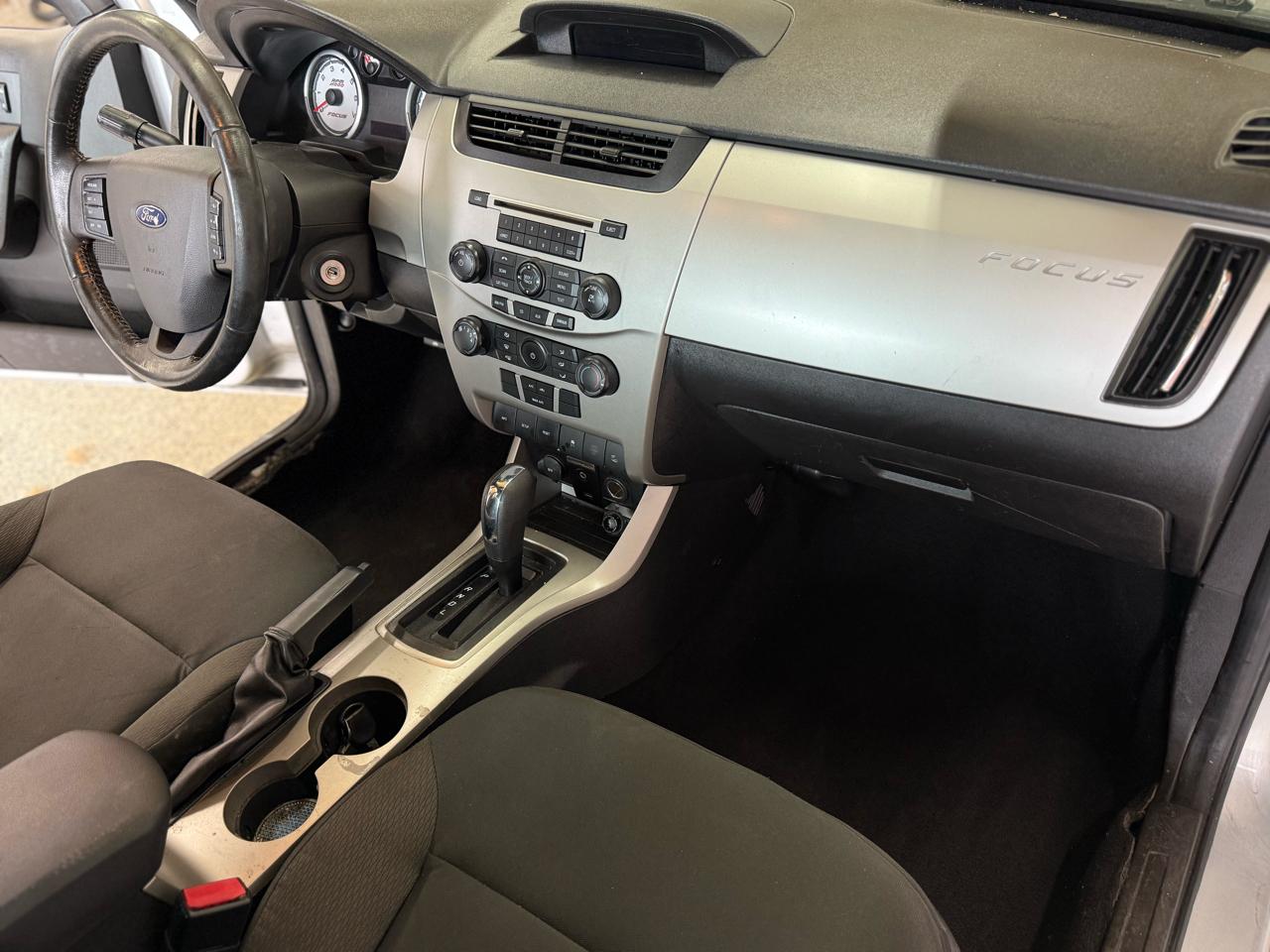 Ford Focus 4dr Sdn SES 2010