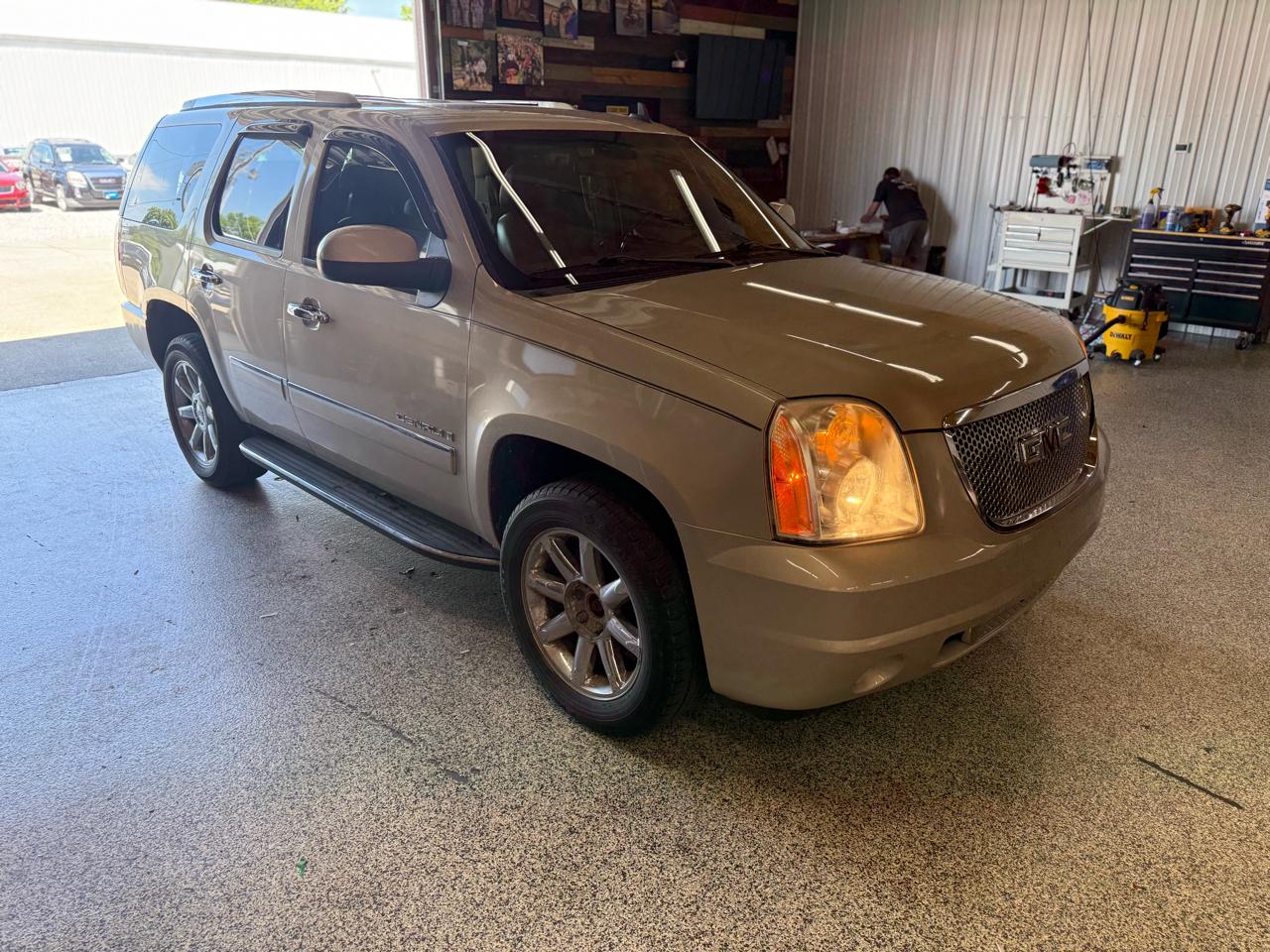 GMC Yukon Denali AWD 4dr 2009