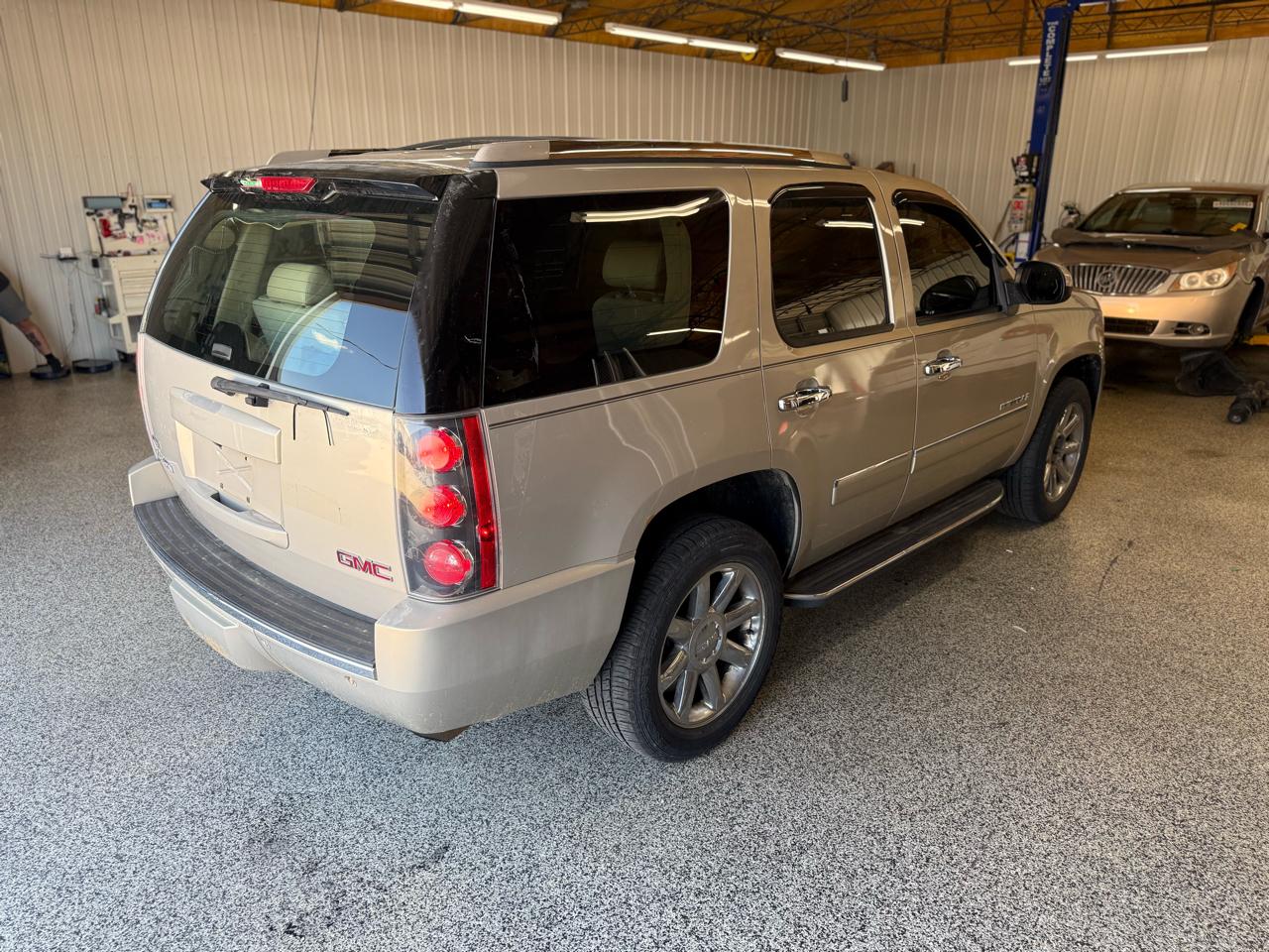 GMC Yukon Denali AWD 4dr 2009