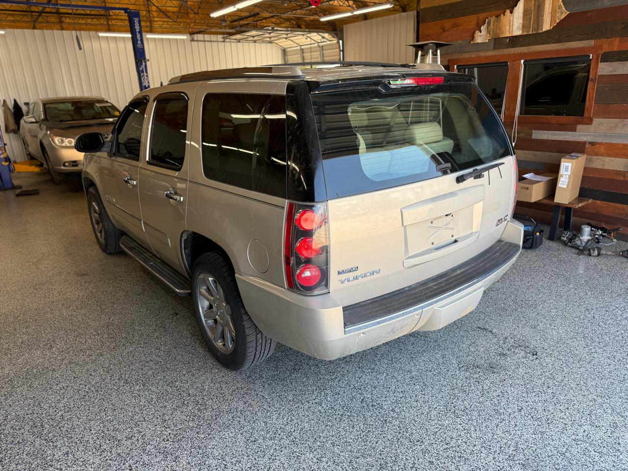 GMC Yukon Denali AWD 4dr 2009