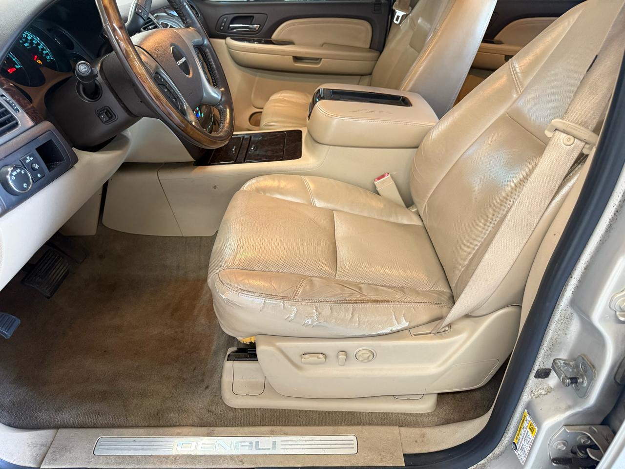GMC Yukon Denali AWD 4dr 2009