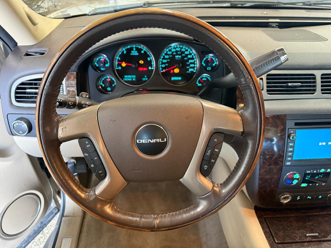 GMC Yukon Denali AWD 4dr 2009