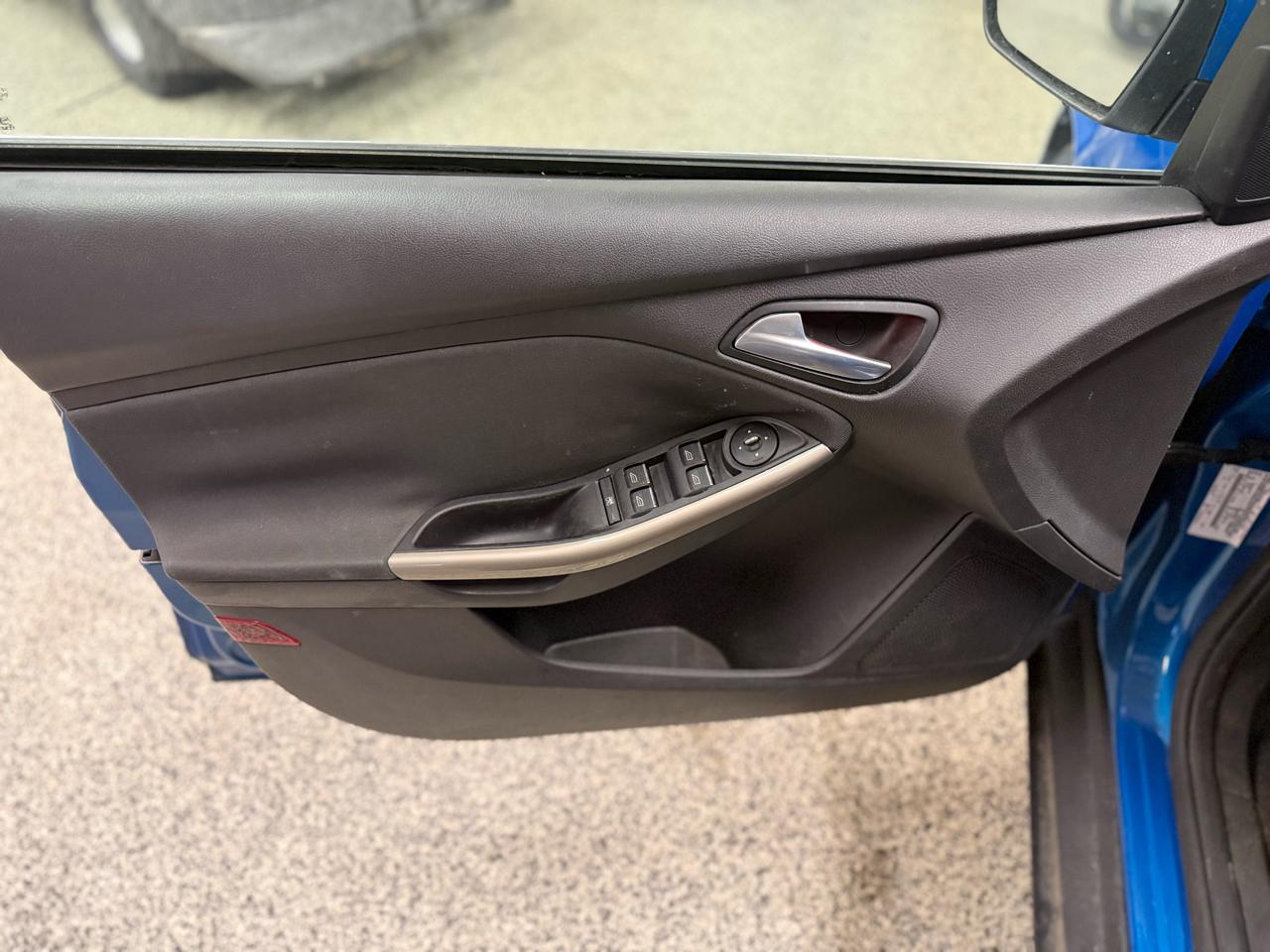 Ford Focus 4dr Sdn SEL 2012