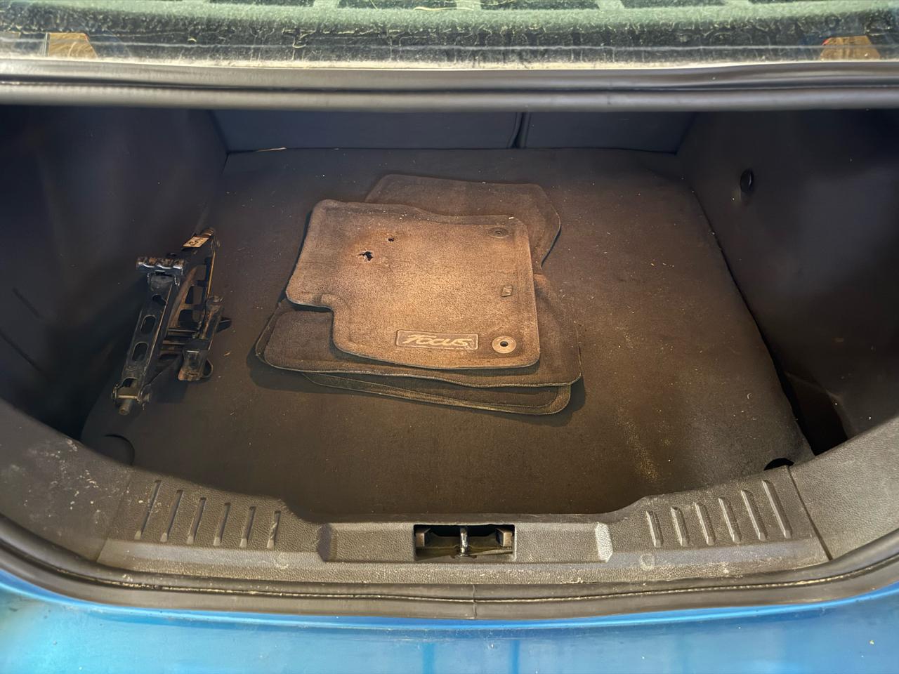 Ford Focus 4dr Sdn SEL 2012