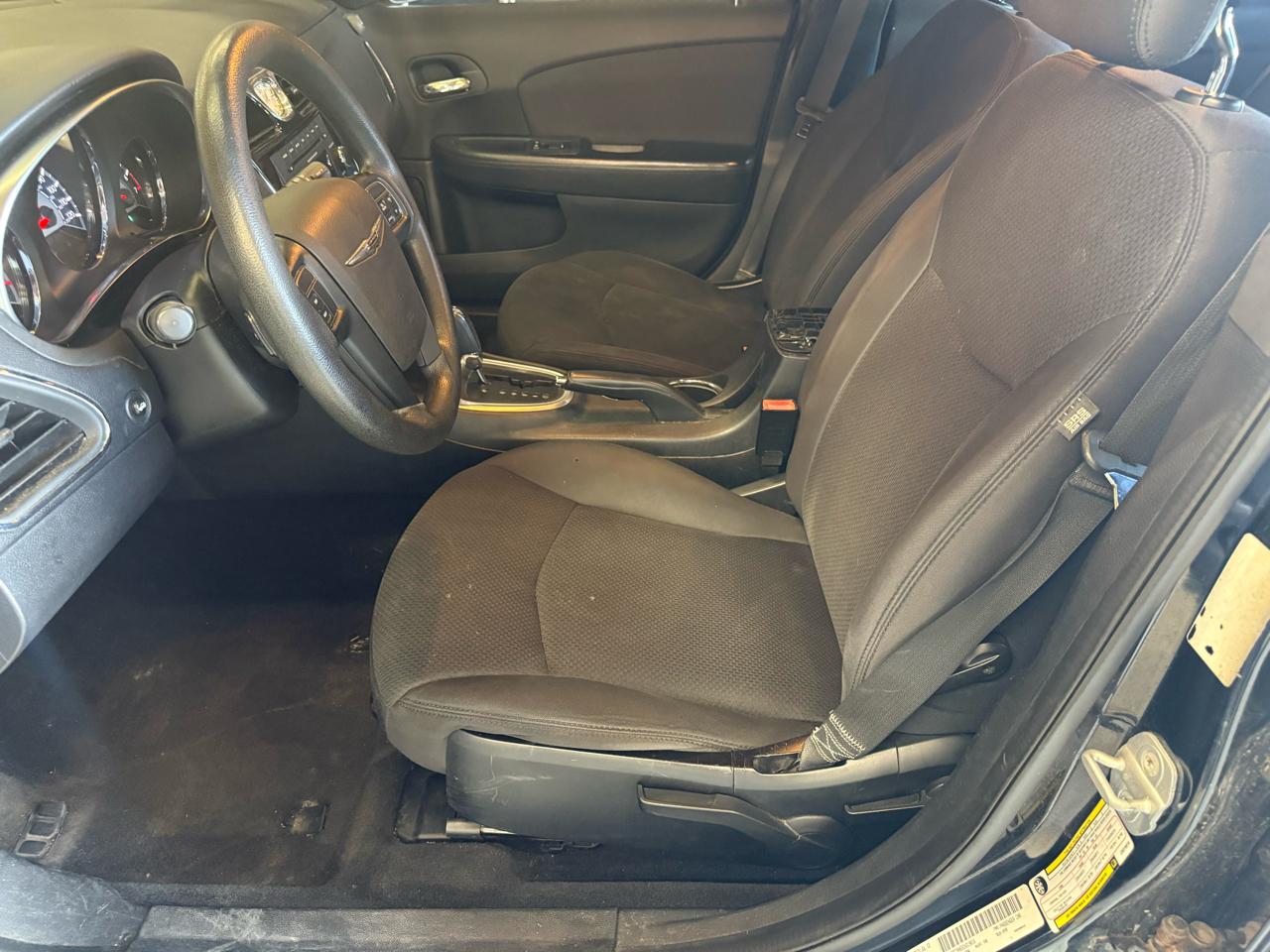 Chrysler 200 4dr Sdn LX 2012