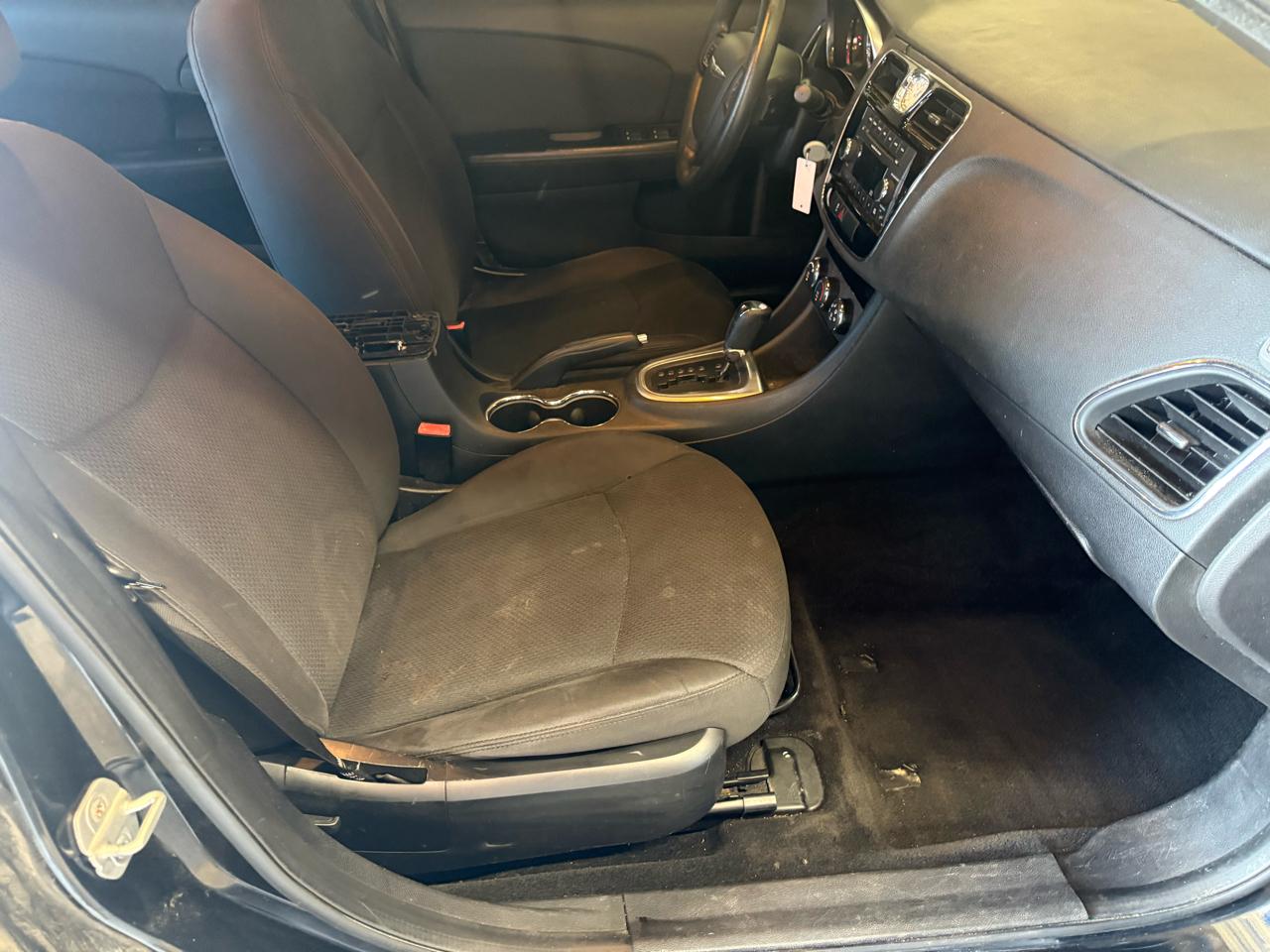 Chrysler 200 4dr Sdn LX 2012