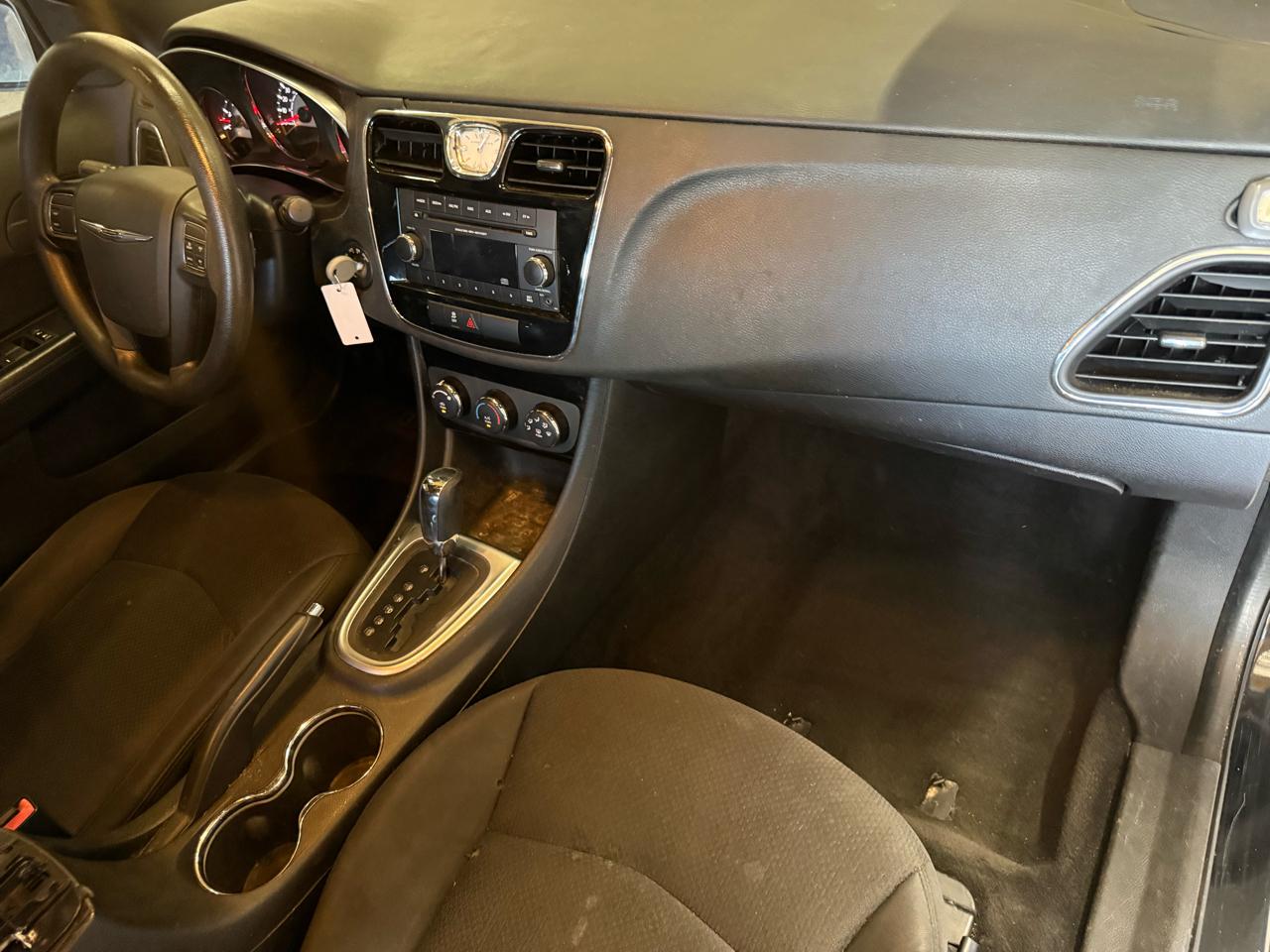 Chrysler 200 4dr Sdn LX 2012