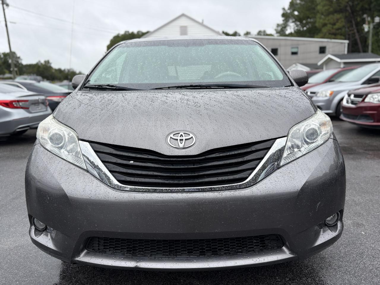 Toyota Sienna LE 2013