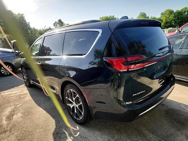 2022 Chrysler Pacifica Limited photo 2