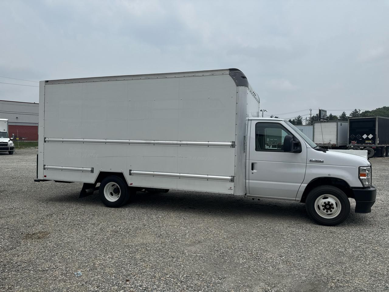 Ford Econoline E-350 Super Duty 2022