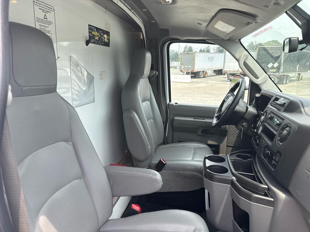 Ford Econoline E-350 Super Duty 2022
