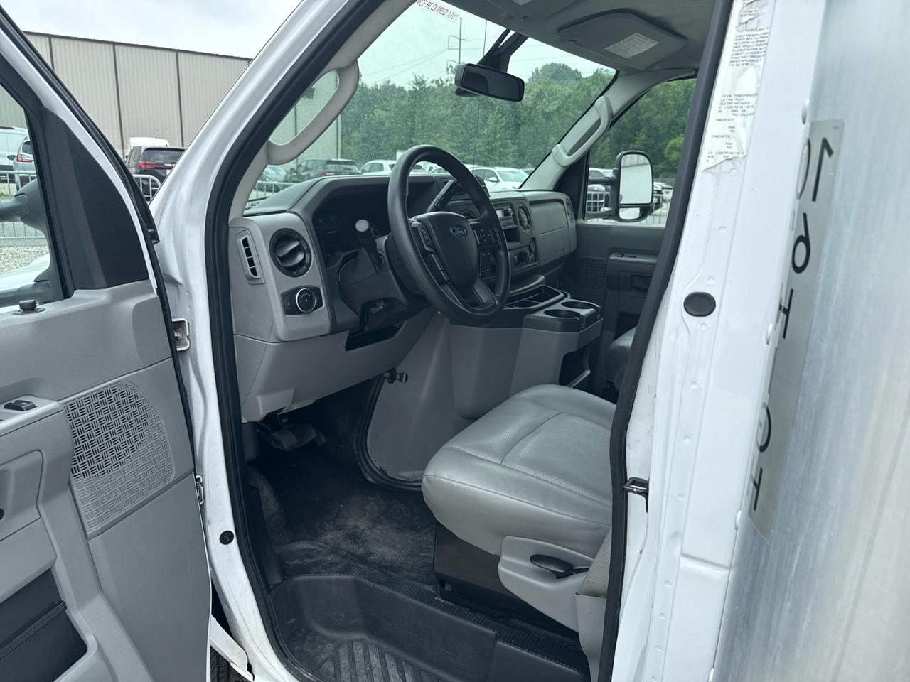 Ford Econoline E-350 Super Duty 2022