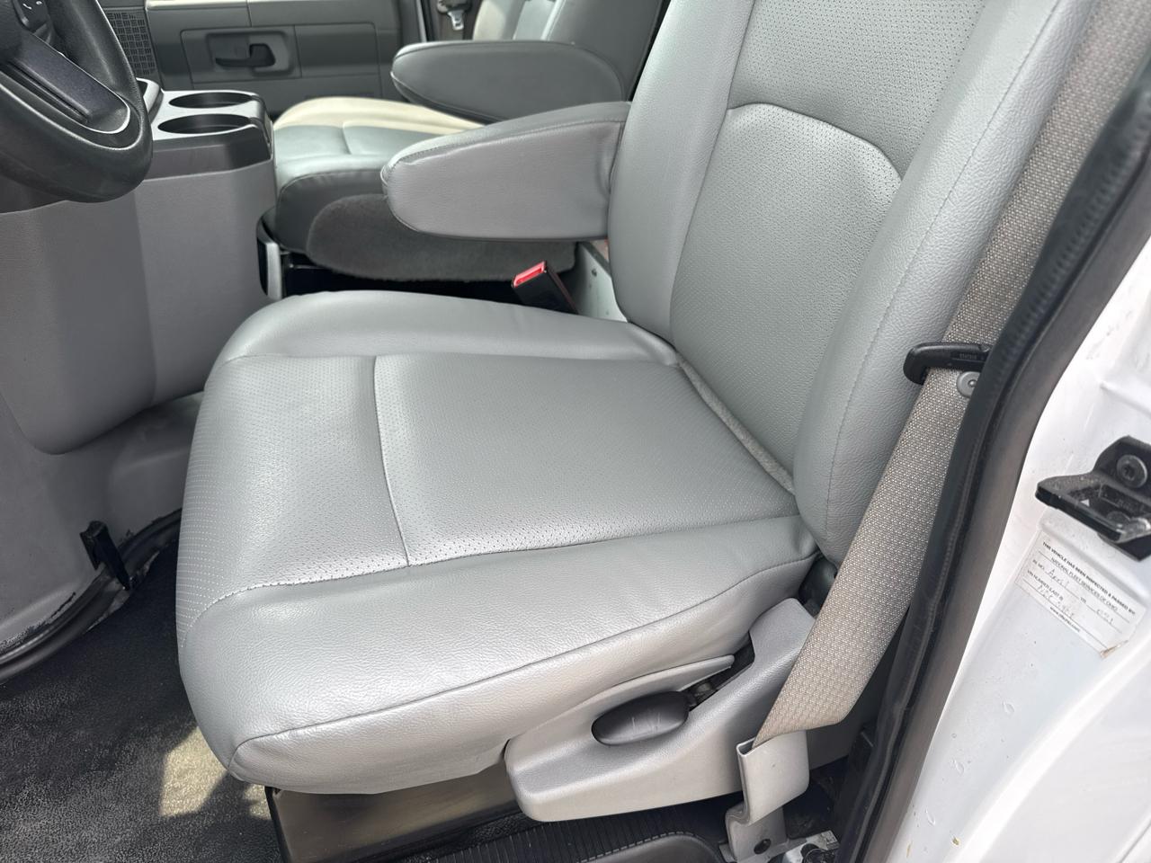 Ford Econoline E-350 Super Duty 2022