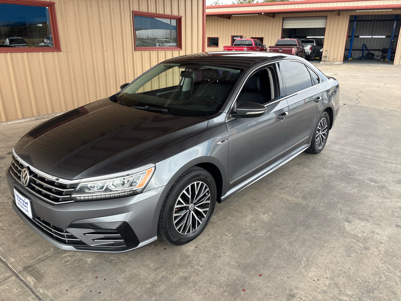 Volkswagen Passat R-Line w/Comfort Pkg Auto 2017