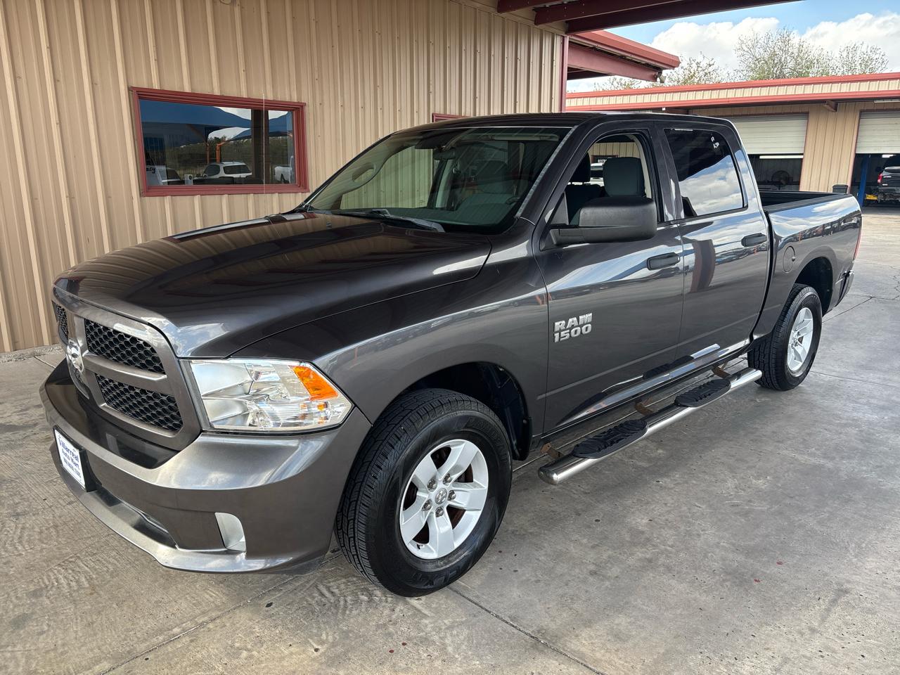 RAM 1500 Express 4x4 Crew Cab 5'7" Box 2017