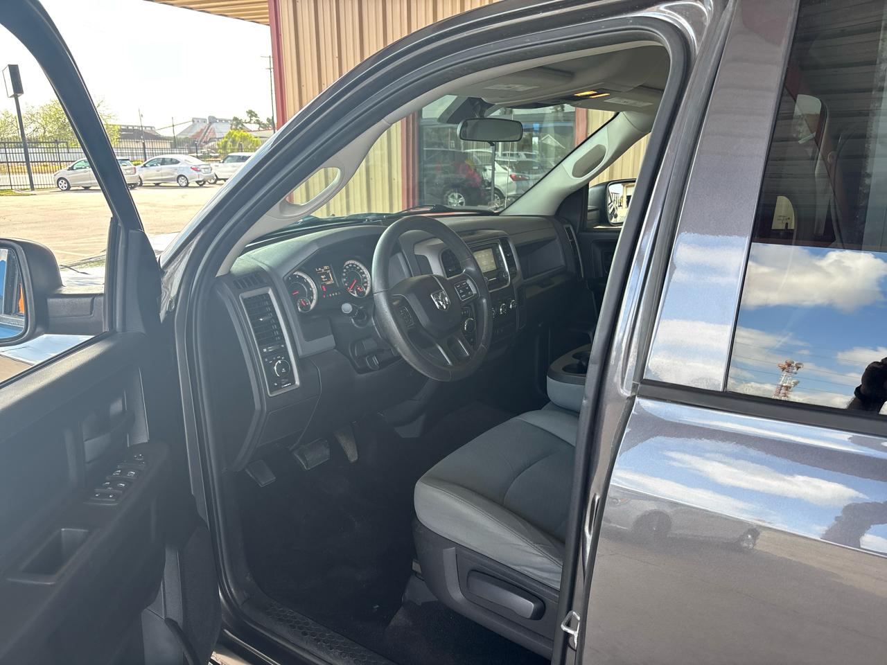 RAM 1500 Express 4x4 Crew Cab 5'7" Box 2017