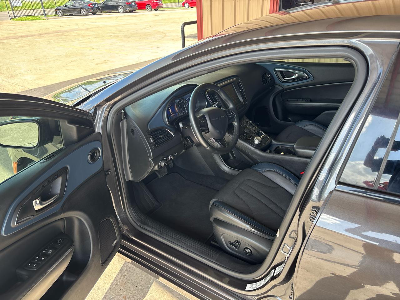 Chrysler 200 4dr Sdn S FWD 2015