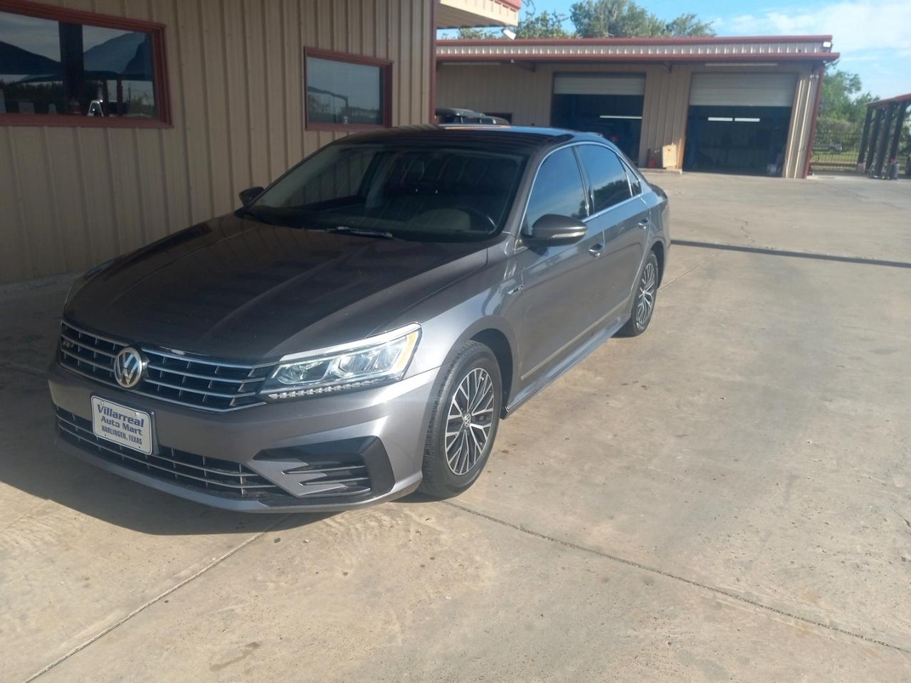 Volkswagen Passat R-Line w/Comfort Pkg Auto 2017