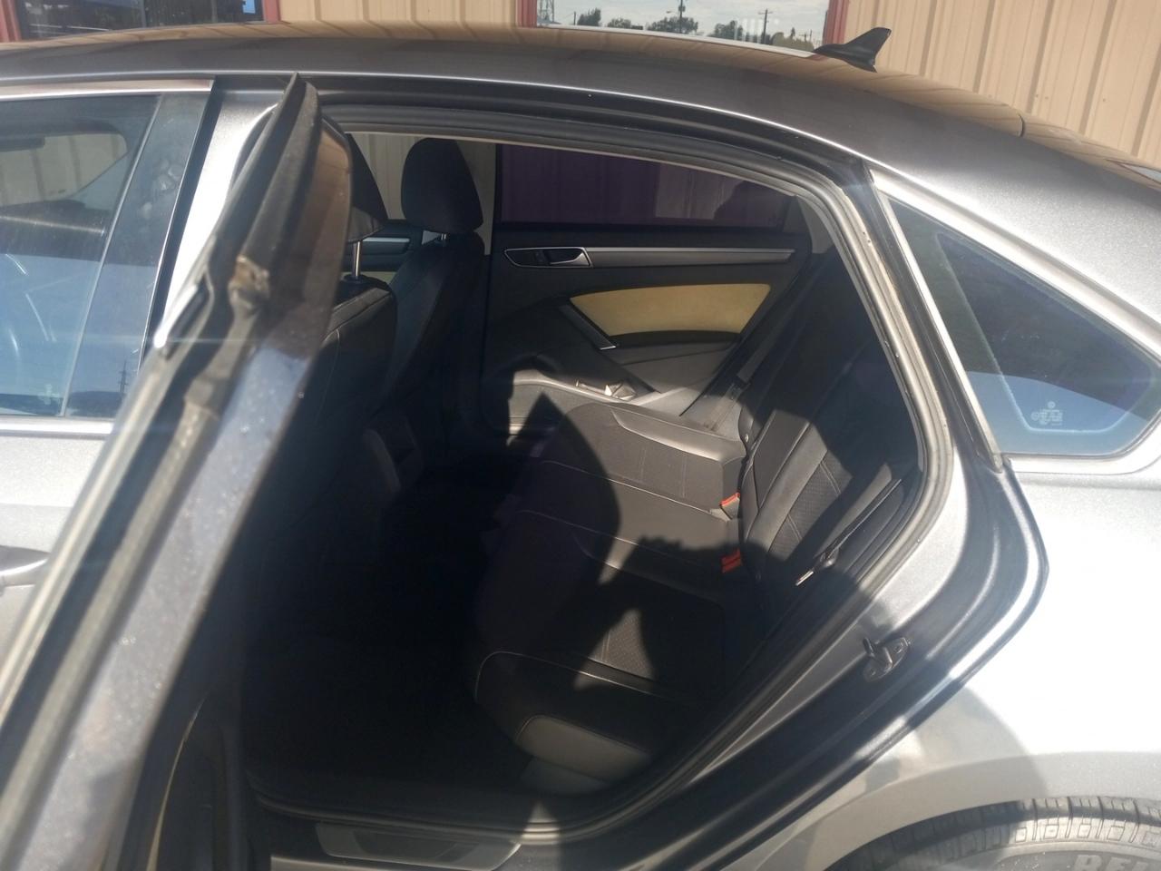 Volkswagen Passat R-Line w/Comfort Pkg Auto 2017