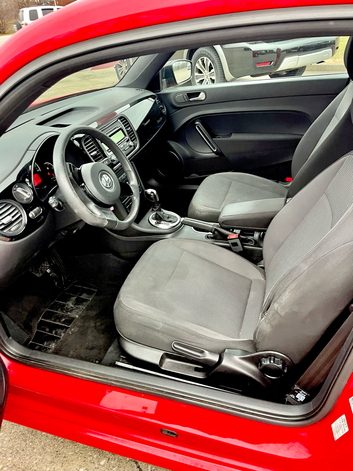 Volkswagen Beetle 2.5L w/Sunroof Sound & Nav 2014