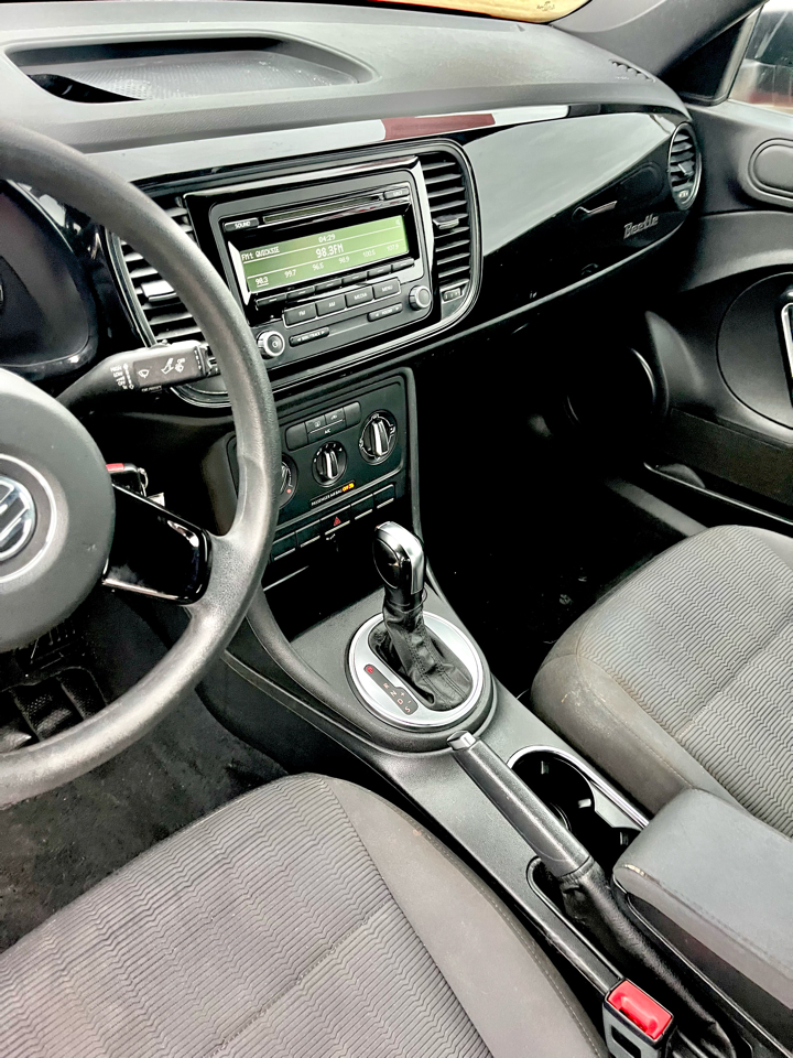 Volkswagen Beetle 2.5L w/Sunroof Sound & Nav 2014