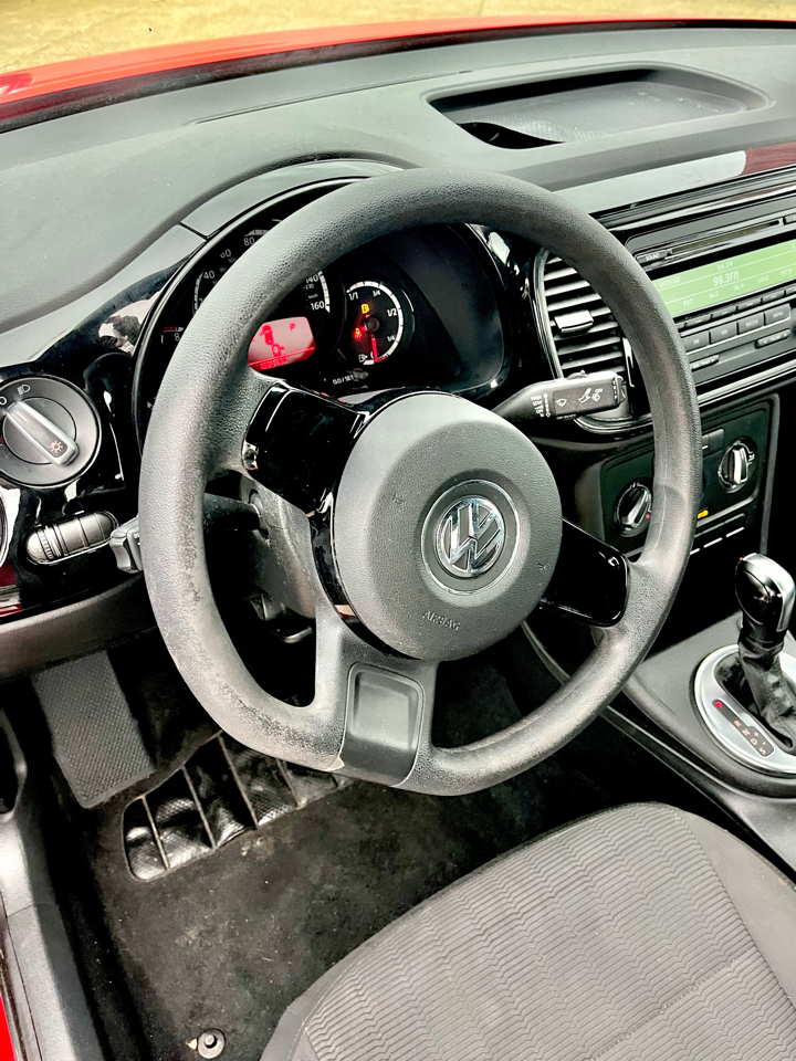 Volkswagen Beetle 2.5L w/Sunroof Sound & Nav 2014